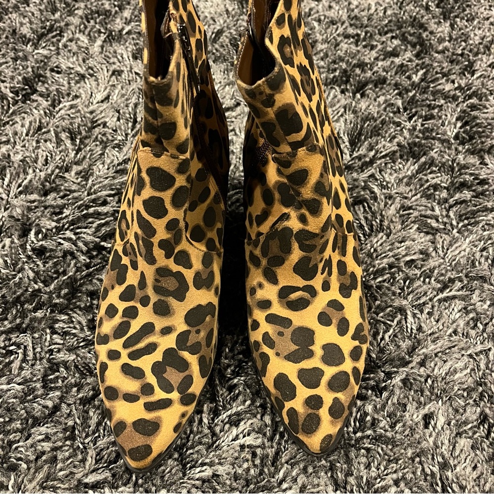 🌺NWT BLONDO LEOPARD PRINTED BLOCK HEELS SIZE 9🌺 - Picture 4 of 9